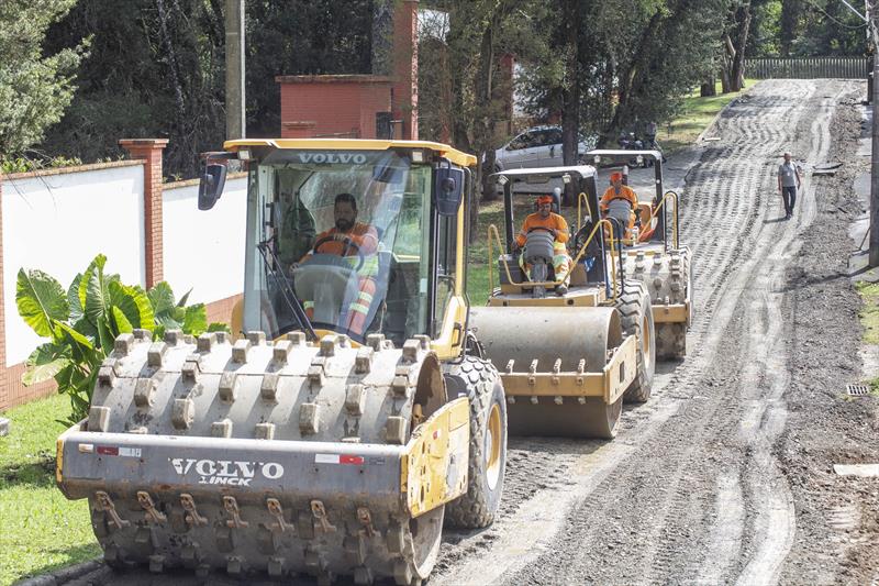 Obras de reciclagem de asfalto na rua Ângela Budel  no Butiatuvinha. Curitiba,25/099/2023. Foto: Ricardo Marajó/SMCS