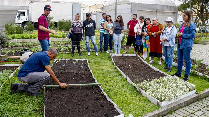 Moradores da Caximba aprimoram suas habilidades na agricultura urbana, com cursos sobre compostagem e o cultivo de hortas em espaços reduzidos na Fazenda Urbana.
Curitiba, 26/09/2023
Foto: Rafael Silva