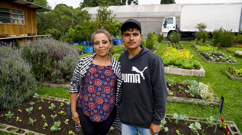 Moradores da Caximba aprimoram suas habilidades na agricultura urbana, com cursos sobre compostagem e o cultivo de hortas em espaços reduzidos na Fazenda Urbana. Na imagem, o casal Gislaine Marcondes e Ezequiel de Oliveira.
Curitiba, 26/09/2023
Foto: Rafael Silva