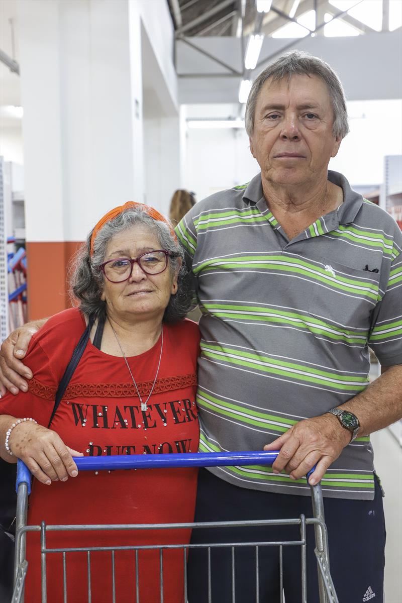 Os Armazéns da Família de Curitiba e Região Metropolitana celebram o primeiro aniversário da Semana da Economia. Na imagem, Marli de Fátima Miretski e Antônio Miretsk. Curitiba, 26/09/2023. Foto: Hully Paiva/SMCS