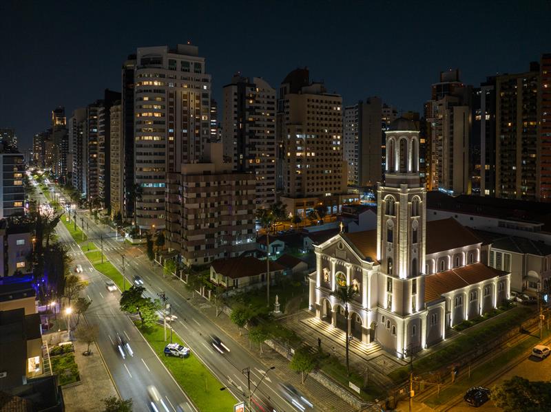 Igreja Santa Teresinha do Menino Jesus de Curitiba ganha nova iluminação cênica em LED -  Curitiba, 26/09/2023 - Foto: Daniel Castellano / SMCS