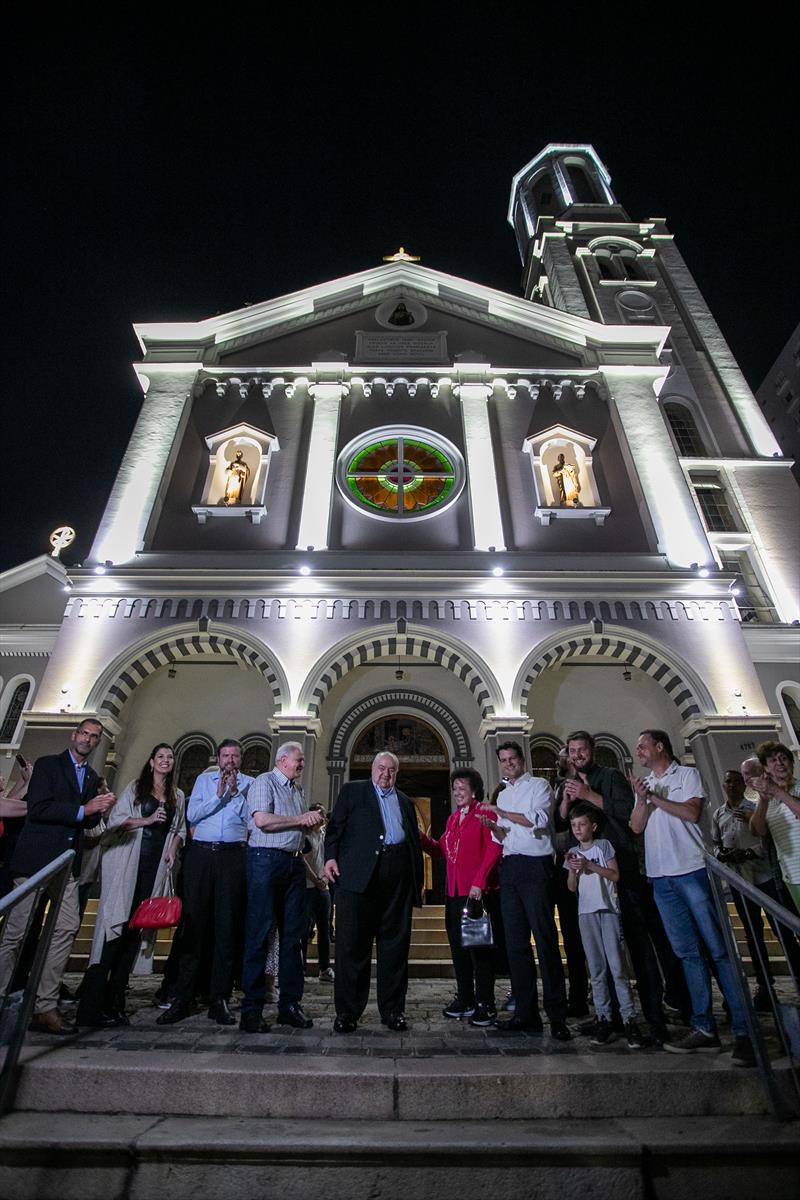 Igreja Santa Teresinha do Menino Jesus de Curitiba ganha nova iluminação cênica em LED. Na imagem Prefeito Rafael Greca, primeira-dama Margarita Sansone e vice-prefeito Eduardo Pimentel inauguram a nova iluminação -  Curitiba, 26/09/2023 - Foto: Daniel Castellano / SMCS
