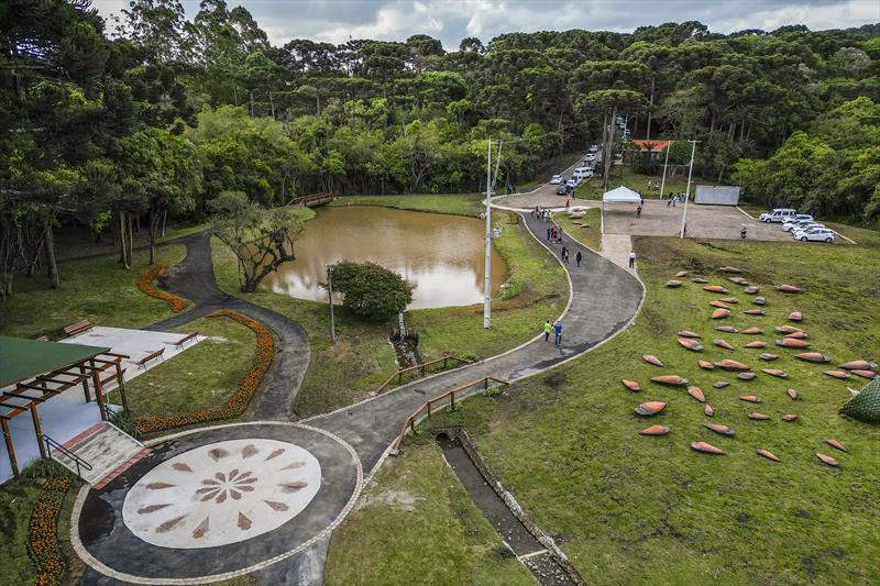 Os parques urbanos, como o Pinhal de Santana, também oferecem espaços verdes para relaxamento, colmeias do programa de polinização Jardins de Mel, quadras poliesportivas e muito mais. Foto: Pedro Ribas/SMCS