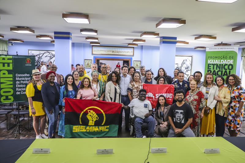O vice-prefeito Eduardo Pimentel dá posse ao Conselho de Política Étnico-racial de Curitiba. Curitiba, 27/09/2023. Foto: Hully Paiva/SMCS
