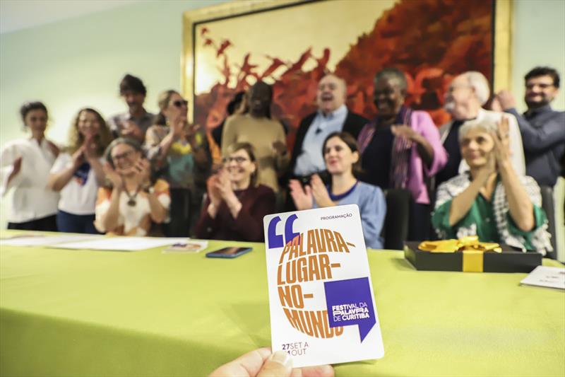 Prefeito Rafael Greca acompanhado da Presidente da FCC, Ana de Castro, recebe os palestrantes do Festival da Palavra de Curitiba.
Curitiba, 27/09/2023.
Foto: José Fernando Ogura/SMCS