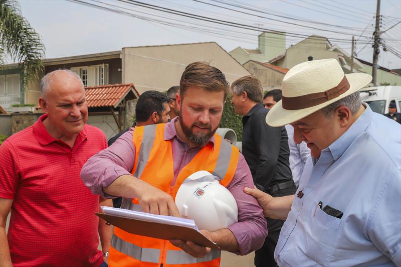 Vista das obras do complexo Tarumã, que envolve obras no viaduto da Victor Ferreira do Amaral e ruas no entorno. Na imagem Prefeito Rafael Greca vistoria obras na Rua Suécia  - Curitiba, 27/09/2023 - Foto: Daniel Castellano / SMCS