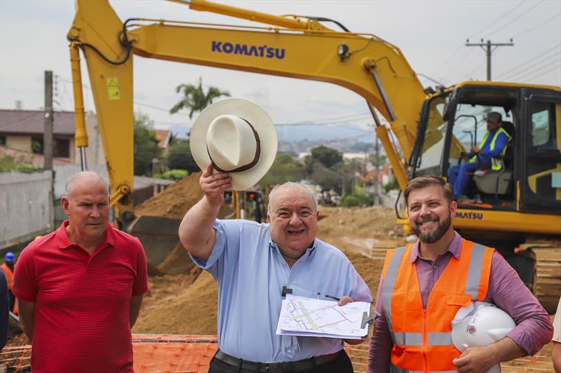 Vista das obras do complexo Tarumã, que envolve obras no viaduto da Victor Ferreira do Amaral e ruas no entorno. Na imagem Prefeito Rafael Greca vistoria obras na Rua Suécia  - Curitiba, 27/09/2023 - Foto: Daniel Castellano / SMCS
