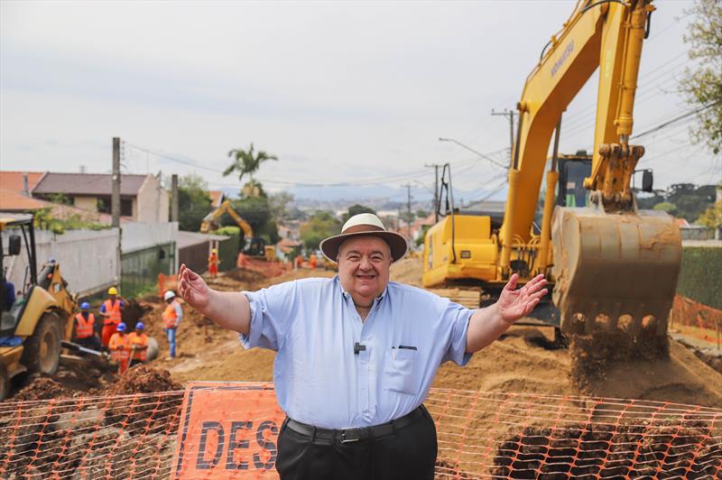 Vista das obras do complexo Tarumã, que envolve obras no viaduto da Victor Ferreira do Amaral e ruas no entorno. Na imagem Prefeito Rafael Greca vistoria obras na Rua Suécia  - Curitiba, 27/09/2023 - Foto: Daniel Castellano / SMCS