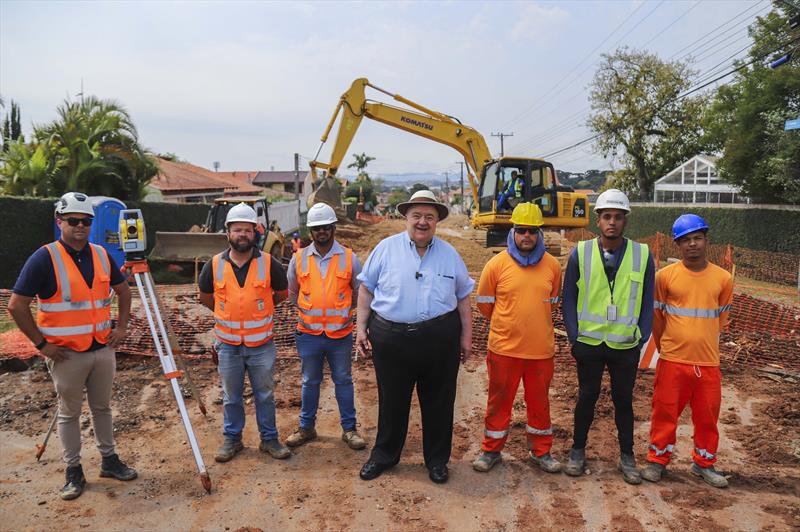 Vista das obras do complexo Tarumã, que envolve obras no viaduto da Victor Ferreira do Amaral e ruas no entorno. Na imagem Prefeito Rafael Greca vistoria obras na Rua Suécia  - Curitiba, 27/09/2023 - Foto: Daniel Castellano / SMCS