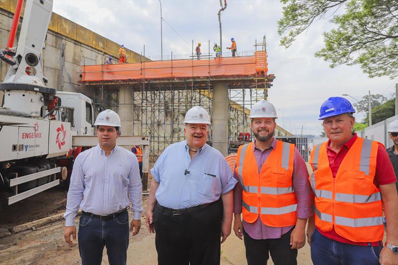 Prefeito Rafael Greca vitoria obras do complexo Tarumã, que envolve obras no viaduto da Victor Ferreira do Amaral e ruas no entorno - Curitiba, 27/09/2023 - Foto: Daniel Castellano / SMCS