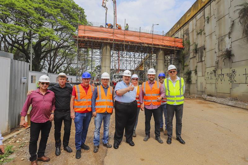 Prefeito Rafael Greca vitoria obras do complexo Tarumã, que envolve obras no viaduto da Victor Ferreira do Amaral e ruas no entorno - Curitiba, 27/09/2023 - Foto: Daniel Castellano / SMCS
