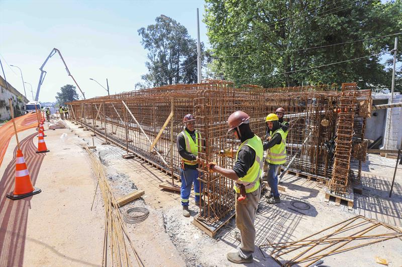 Vista das obras do complexo Tarumã, que envolve obras no viaduto da Victor Ferreira do Amaral e ruas no entorno  - Curitiba, 22/09/2023 - Foto: Daniel Castellano / SMCS