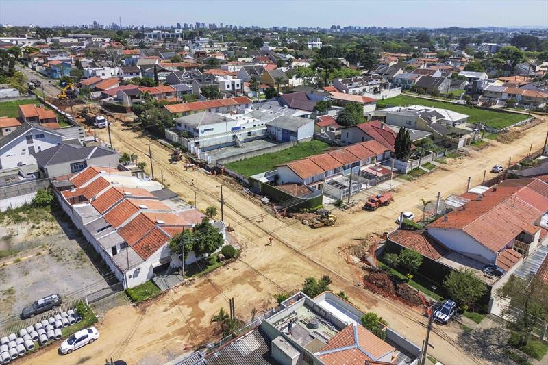 Vista das obras do complexo Tarumã, que envolve obras no viaduto da Victor Ferreira do Amaral e ruas no entorno. Na imagem Rua Suécia esquina com Eng. Antônio Batista Ribas. - Curitiba, 22/09/2023 - Foto: Daniel Castellano / SMCS