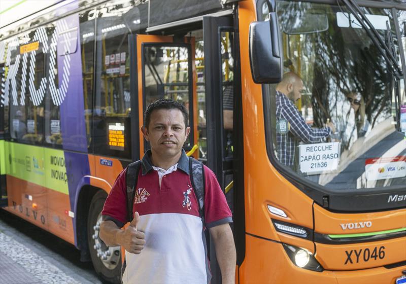 Segundo a URBS quase 100 mil pessoas já andaram de ônibus elétrico na cidade. Na imagem: José Rosimauro. Curitiba,28/09/2023. Foto: Ricardo Marajó/SMCS