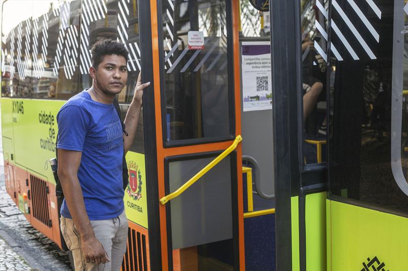 Segundo a URBS quase 100 mil pessoas já andaram de ônibus elétrico na cidade. Na imagem: Edvaldo Junior. Curitiba,28/09/2023. Foto: Ricardo Marajó/SMCS