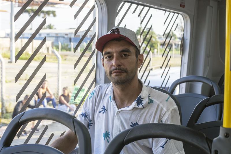 Segundo a URBS quase 100 mil pessoas já andaram de ônibus elétrico na cidade. Na imagem: Jonathan Ananias. Curitiba,28/09/2023. Foto: Ricardo Marajó/SMCS