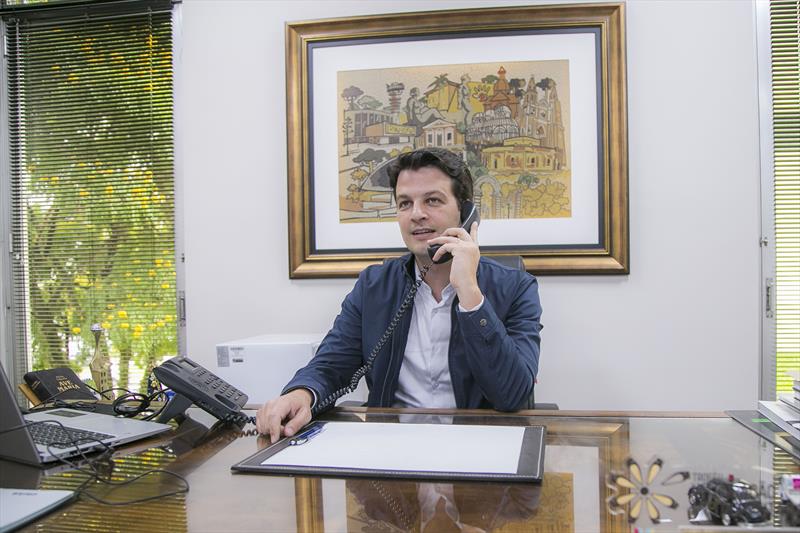 Eduardo Pimentel telefona para ganhadores do Nota Curitibana