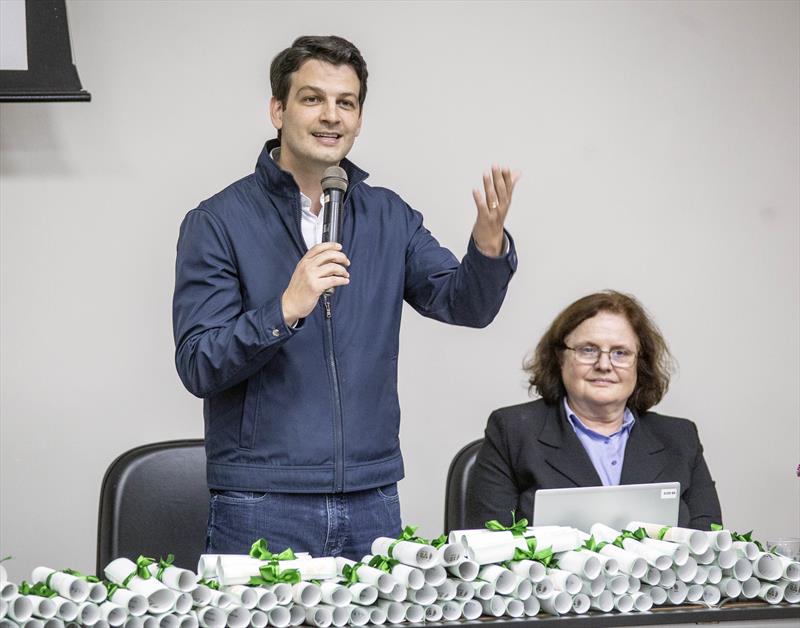 O vice-prefeito Eduardo Pimentel, acompanhado da deputada estadual Marcia Huçulak, da secretária de saúde Beatriz Battistella Nadas e demais autoridades, participa da formatura dos agentes comunitários e agentes de endemia no auditório do Hospital Municipal do Idoso. Curitiba,27/09/2023. Foto: Ricardo Marajó/SMCS