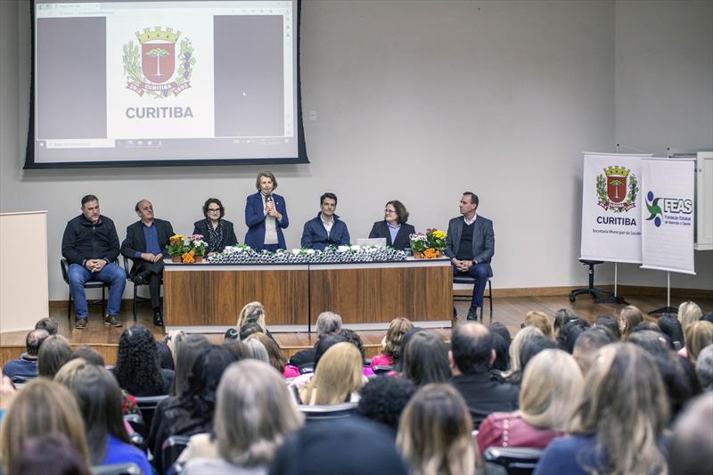 O vice-prefeito Eduardo Pimentel, acompanhado da deputada estadual Marcia Huçulak, da secretária de saúde Beatriz Battistella Nadas e demais autoridades, participa da formatura dos agentes comunitários e agentes de endemia no auditório do Hospital Municipal do Idoso. Curitiba,27/09/2023. Foto: Ricardo Marajó/SMCS