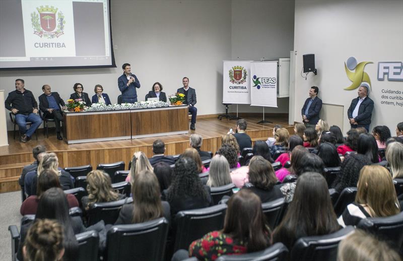 O vice-prefeito Eduardo Pimentel, acompanhado da deputada estadual Marcia Huçulak, da secretária de saúde Beatriz Battistella Nadas e demais autoridades, participa da formatura dos agentes comunitários e agentes de endemia no auditório do Hospital Municipal do Idoso. Curitiba,27/09/2023. Foto: Ricardo Marajó/SMCS