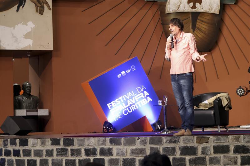 Uma aula de história, contada com humor e irreverência pelo escritor, jornalista, editor e tradutor Eduardo Bueno (Peninha).
Curitiba, 29/09/2023.
Foto: Cido Marques