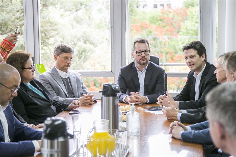 Prefeito em exercício Eduardo Pimentel, entrega para o presidente da Câmara Municipal, vereador Marcelo Fachinello, a Proposta de Lei Orçamentária Anual para o próximo ano, acompanhado dos secretários de Finanças, Cristiano Hotz e da Saúde, Beatriz Batistella, e demais vereadores. Curitiba, 29/09/2023. Foto: Pedro Ribas/SMCS