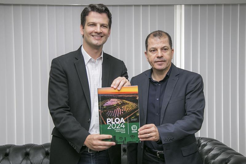 Prefeito em exercício Eduardo Pimentel, com o vereador Serginho do Posto, na entrega a Proposta de Lei Orçamentária Anual para o próximo ano, na Câmara Municipal. Curitiba, 29/09/2023. Foto: Pedro Ribas/SMCS