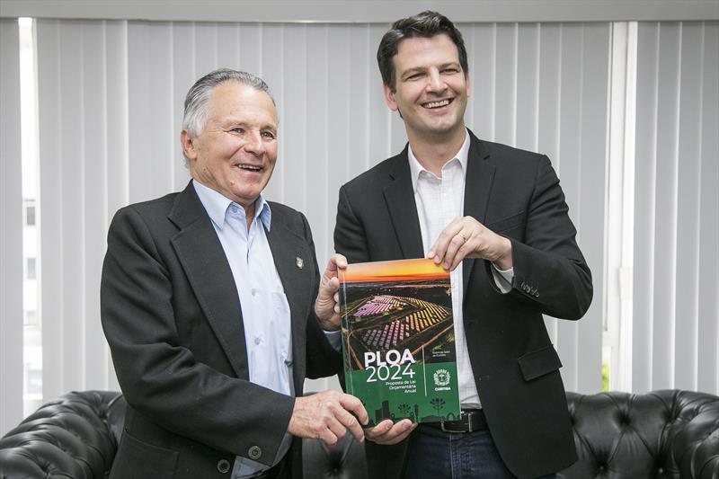 Prefeito em exercício Eduardo Pimentel, com o vereador Oscalino do Povo, na entrega a Proposta de Lei Orçamentária Anual para o próximo ano, na Câmara Municipal. Curitiba, 29/09/2023. Foto: Pedro Ribas/SMCS
