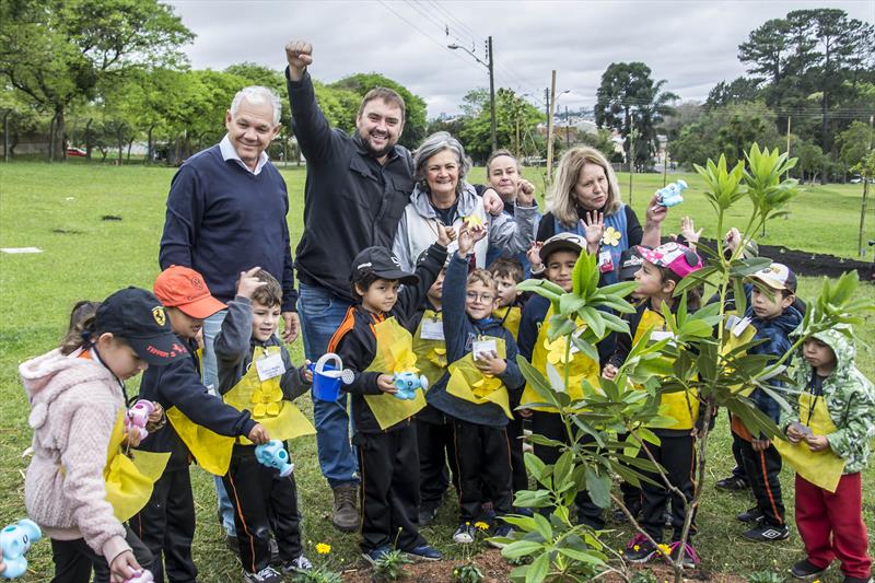 Plantio coletivo na agrofloresta da fazenda urbana no Parque dos Tropeiros, CIC. Na imagem, o secretário da SMSAN, Luiz Dâmaso Gusi; o diretor do departamento de estratégias de segurança alimentar e nutricional, Felipe Thiago de Jesus, com crianças. Curitiba, 29/09/2023.
Foto: Levy Ferreira/SMCS