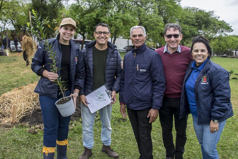 Plantio coletivo na agrofloresta da fazenda urbana no Parque dos Tropeiros, CIC. Na imagem, equipe de proficionais da secretaria. Curitiba, 29/09/2023.
Foto: Levy Ferreira/SMCS