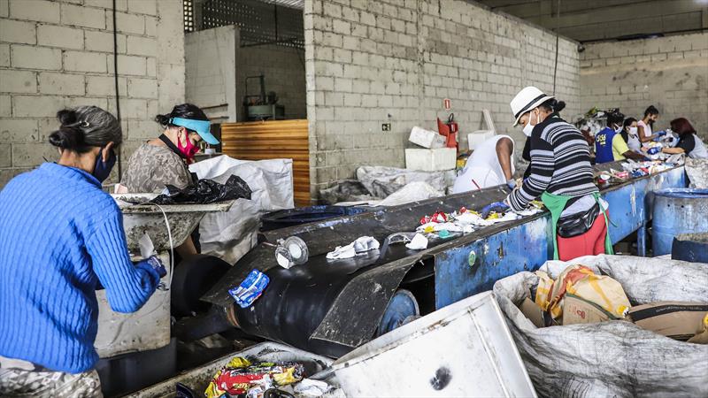Palestra de sensibilização ambiental orienta sobre destino do lixo reciclável em Curitiba . Foto: Hully Paiva/SMCS