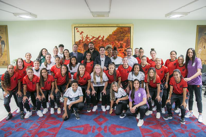 Prefeito em exercício Eduardo Pimentel, recebe jogadoras do futebol feminino dos clubes Athletico PR e Coritiba. Curitiba, 29/09/2023. Foto: Pedro Ribas/SMCS