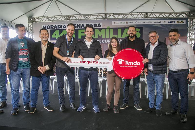 Prefeito em exercício Eduardo Pimentel com o presidente da Cohab, José Lupion Neto e o presidente da Cohapar, Jorge Lange, entrega chaves de apartamentos para famílias no condomínio Chácara Primavera, no Campo de Santana. Curitiba, 30/09/2023. Foto: Pedro Ribas/SMCS