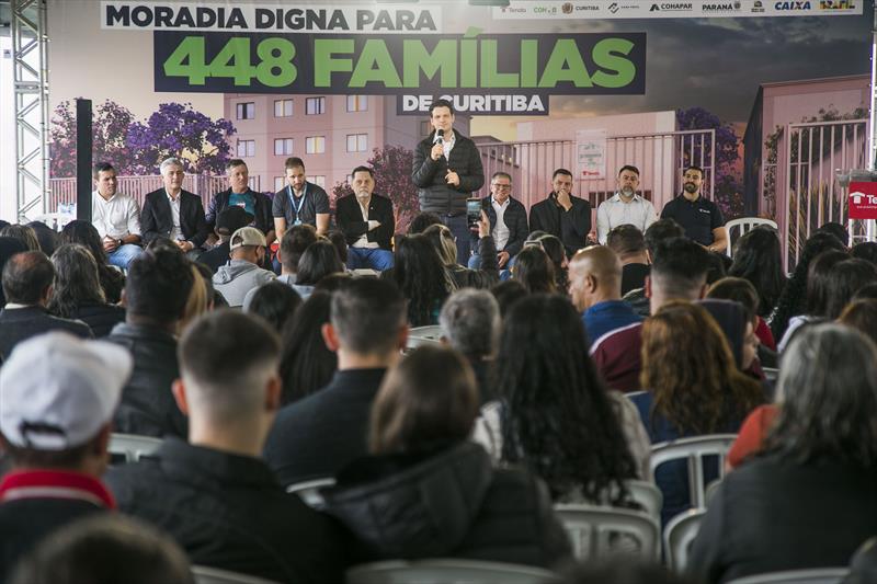 Prefeito em exercício Eduardo Pimentel com o presidente da Cohab, José Lupion Neto, o presidente da Cohapar, Jorge Lange, e demais autoridades, entrega chaves de apartamentos para famílias no condomínio Chácara Primavera, no Campo de Santana. Curitiba, 30/09/2023. Foto: Pedro Ribas/SMCS