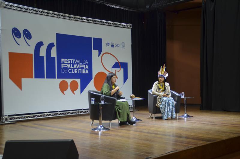 Palavra e ancestralidade com a escritora indígena Auritha Tabajara. A conversa foi mediada por Juliana Kerexú. Foto: Gabirela Krassuski