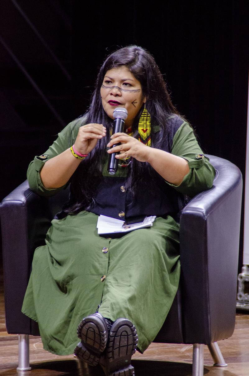 Palavra e ancestralidade com a escritora indígena Auritha Tabajara. A conversa foi mediada por Juliana Kerexú. Foto: Gabirela Krassuski