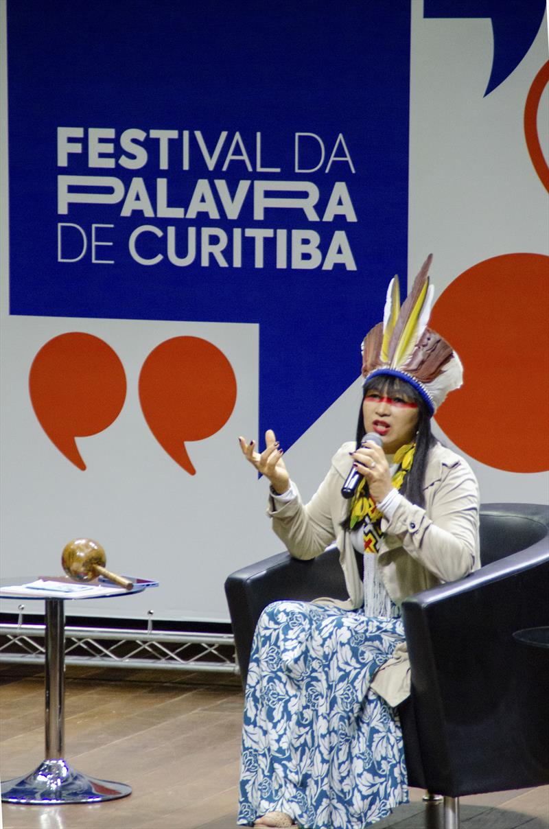 Palavra e ancestralidade com a escritora indígena Auritha Tabajara. A conversa foi mediada por Juliana Kerexú. Foto: Gabirela Krassuski