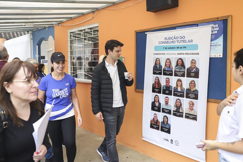 Prefeito em Exercício Eduardo Pimentel comparece a votação para Eleição de Conselheiros Tutelares, na Regional Santa Felicidade.
Curitiba, 01/10/2023.
Foto: José Fernando Ogura/SMCS