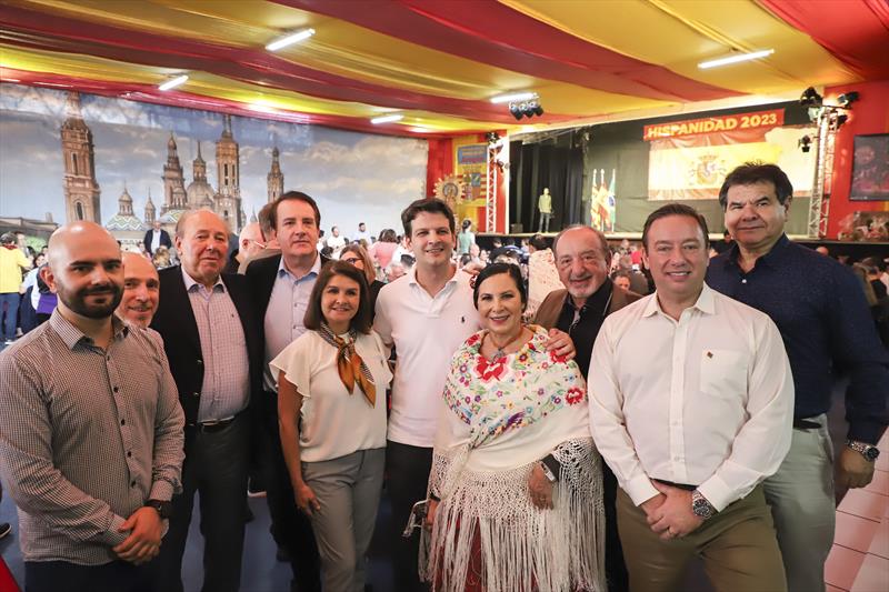 Prefeito em Exercício Eduardo Pimentel, acompanhado da Cônsul Honorária da Espanha, Blanca Hernando Barco e autoridades, comparece às festividades pelo Dia de la Hispanidad.
Curitiba, 01/10/2023.
Foto: José Fernando Ogura/SMCS