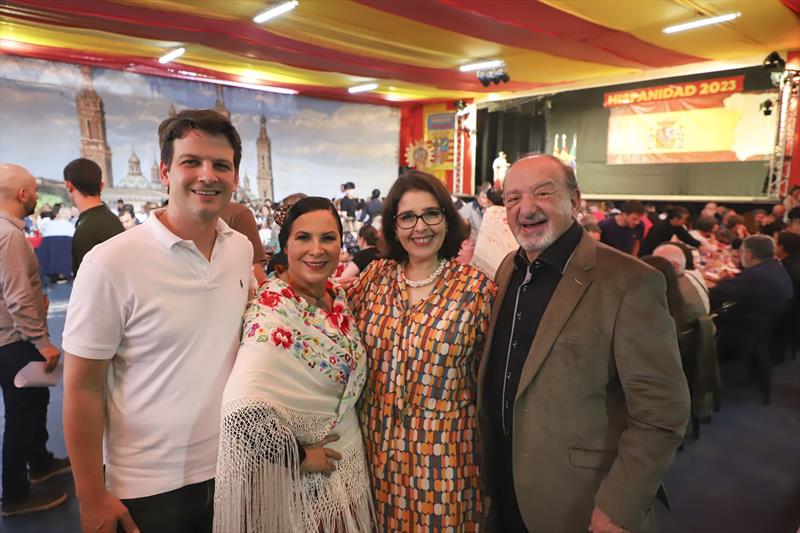 Prefeito em Exercício Eduardo Pimentel, acompanhado da Cônsul Honorária da Espanha, Blanca Hernando Barco e autoridades, comparece às festividades pelo Dia de la Hispanidad.
Curitiba, 01/10/2023.
Foto: José Fernando Ogura/SMCS