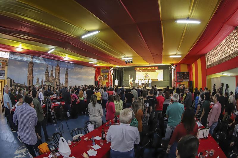 Prefeito em Exercício Eduardo Pimentel, acompanhado da Cônsul Honorária da Espanha, Blanca Hernando Barco e autoridades, comparece às festividades pelo Dia de la Hispanidad.
Curitiba, 01/10/2023.
Foto: José Fernando Ogura/SMCS