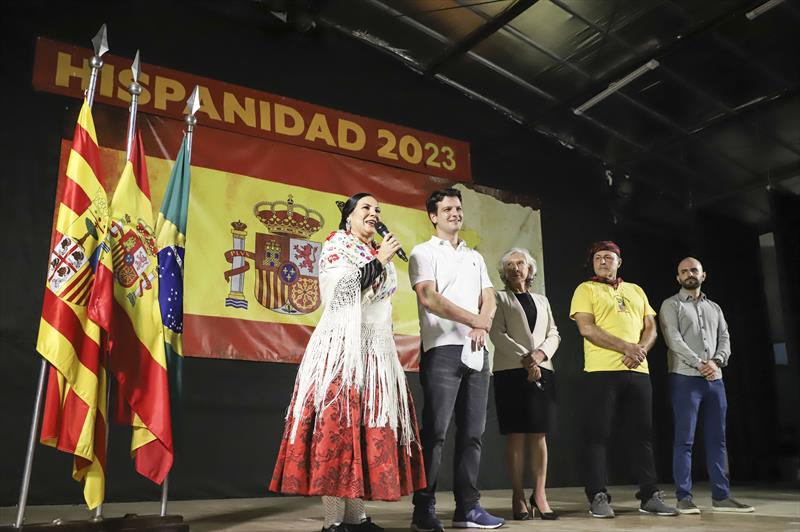 Prefeito em Exercício Eduardo Pimentel, acompanhado da Cônsul Honorária da Espanha, Blanca Hernando Barco e autoridades, comparece às festividades pelo Dia de la Hispanidad.
Curitiba, 01/10/2023.
Foto: José Fernando Ogura/SMCS