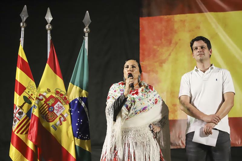 Prefeito em Exercício Eduardo Pimentel, acompanhado da Cônsul Honorária da Espanha, Blanca Hernando Barco e autoridades, comparece às festividades pelo Dia de la Hispanidad.
Curitiba, 01/10/2023.
Foto: José Fernando Ogura/SMCS
