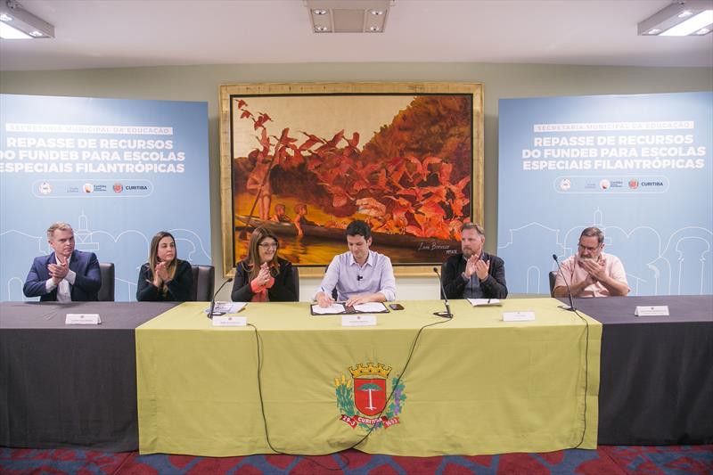 Prefeito em exercício Eduardo Pimentel, com a secretária da Educação, Maria Silvia Bacila, o vereador Bruno Pessuti e demais autoridades, assina repasse de recursos do Fundeb para escola de educação especial. Curitiba, 02/10/2023. Foto: Pedro Ribas/SMCS