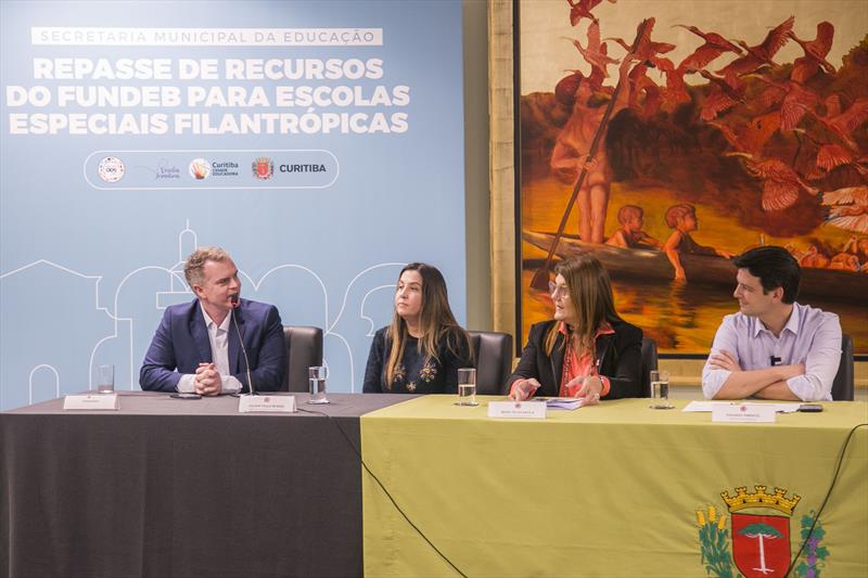 Prefeito em exercício Eduardo Pimentel, com a secretária da Educação, Maria Silvia Bacila, o vereador Bruno Pessuti e demais autoridades, assina repasse de recursos do Fundeb para escola de educação especial. Curitiba, 02/10/2023. Foto: Pedro Ribas/SMCS