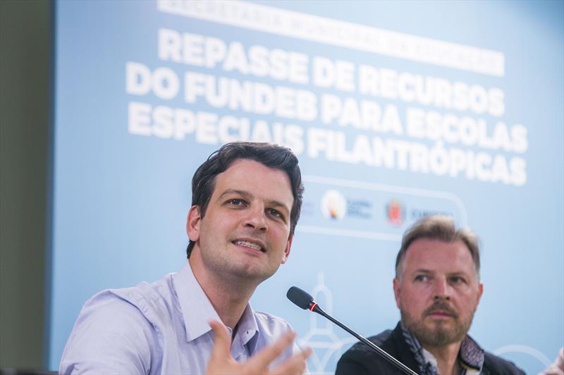 Prefeito em exercício Eduardo Pimentel assina repasse de recursos do Fundeb para escola de educação especial. Curitiba, 02/10/2023. Foto: Pedro Ribas/SMCS
