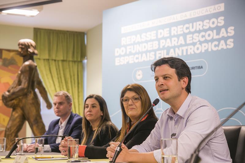 Prefeito em exercício Eduardo Pimentel, com a secretária da Educação, Maria Silvia Bacila, o vereador Bruno Pessuti e demais autoridades, assina repasse de recursos do Fundeb para escola de educação especial. Curitiba, 02/10/2023. Foto: Pedro Ribas/SMCS