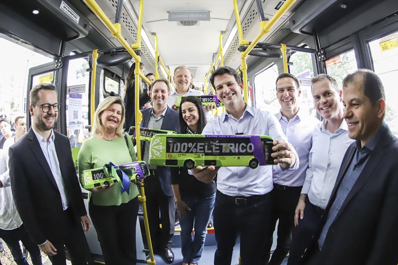 Prefeito em Exercício Eduardo Pimentel, acompanhado do presidente da URBS, Ogeny Pedro Maia Neto, vereadores e representantes das empresas de transporte, lança novos testes de ônibus elétricos em Curitiba.
Curitiba, 02/10/2023.
Foto: José Fernando Ogura/SMCS 
