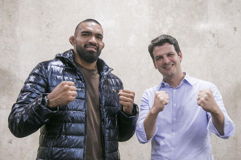 Prefeito em exercício Eduardo Pimentel recebe o lutador Brendson Ribeiro, novo contratado do UFC. Curitiba, 02/10/2023. Foto: Pedro Ribas/SMCS