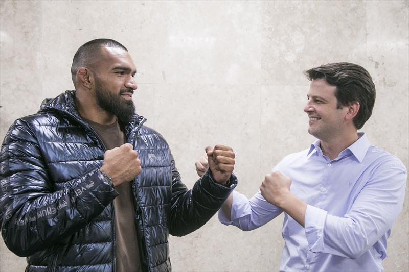 Prefeito em exercício Eduardo Pimentel recebe o lutador Brendson Ribeiro, novo contratado do UFC. Curitiba, 02/10/2023. Foto: Pedro Ribas/SMCS